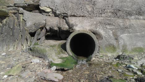 un tubo de alcantarillado al océano