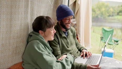 Divertido,-Camping-Y-Portátil-Con-Pareja-Interracial.