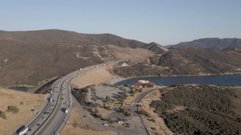 Pyramid-Lake,-Ubicado-En-Los-Bosques-Nacionales-De-Los-Ángeles-Y-Los-Padres,-Es-Un-Embalse-Formado-Por-Pyramid-Dam-En-Piru-Creek,-Cerca-De-Castaic,-Ca.