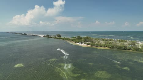 tiempo de diversión en la bahía de tampa cerca del puente sunshine en florida