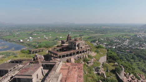 Toma-Aérea-En-Círculos-Del-Fuerte-Krishnagiri-Con-Un-Hermoso-Paisaje-Indio-Rural-En-El-Fondo