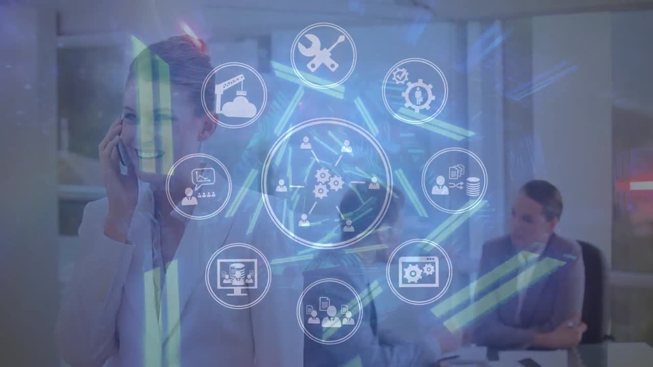 animación del procesamiento de datos sobre la gente de negocios caucásica hablando