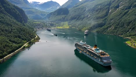 Kreuzfahrtschiffe-Am-Geirangerfjord,-Norwegen