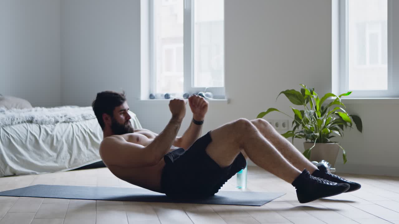 hombre haciendo abdominales en casa