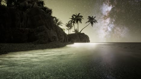 Hermosa-Playa-Tropical-De-Fantasía-Con-Estrella-De-La-Vía-Láctea-En-El-Cielo-Nocturno