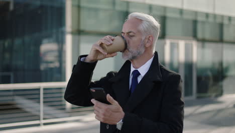 retrato de ceo maduro hombre de negocios en el teléfono navegando bebiendo café esperando ejecutivo profesional