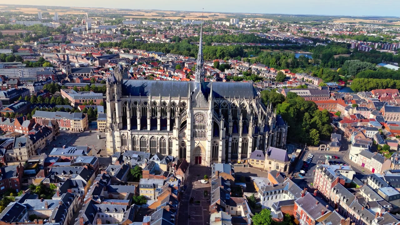 La Cattedrale di Amiens è un sito Patrimonio dell'Umanità UNESCO del XIII secolo in stile Gotico Classico in Francia, rinomata per il suo massiccio volume interno, l'imponente guglia e gli intricati archi rampanti che dominano la città
