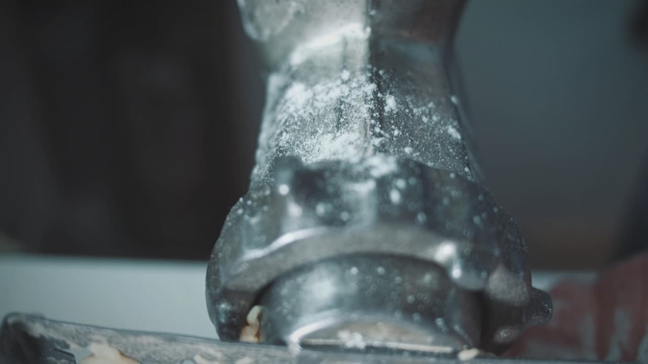 신선한 비스킷은 오래된 전통 비스킷 공장에서 압착됩니다