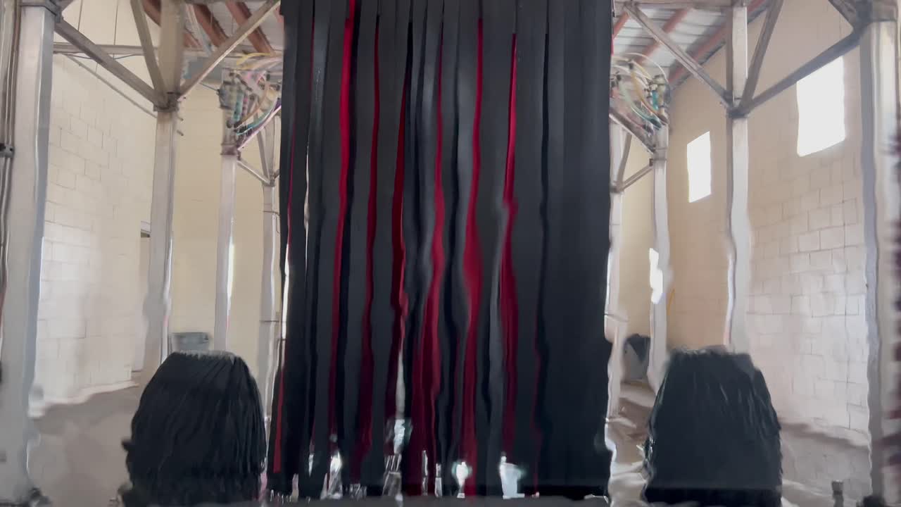 coche de 4k conduciendo a través de lavado de autos con cepillos y jabón a través de la ventana delantera b roll