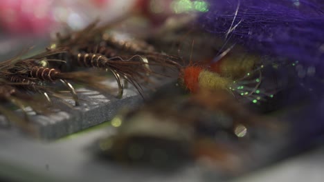 acercar la toma macro de moscas mojadas con patrón de ninfa, pesca con mosca de trucha y salmón