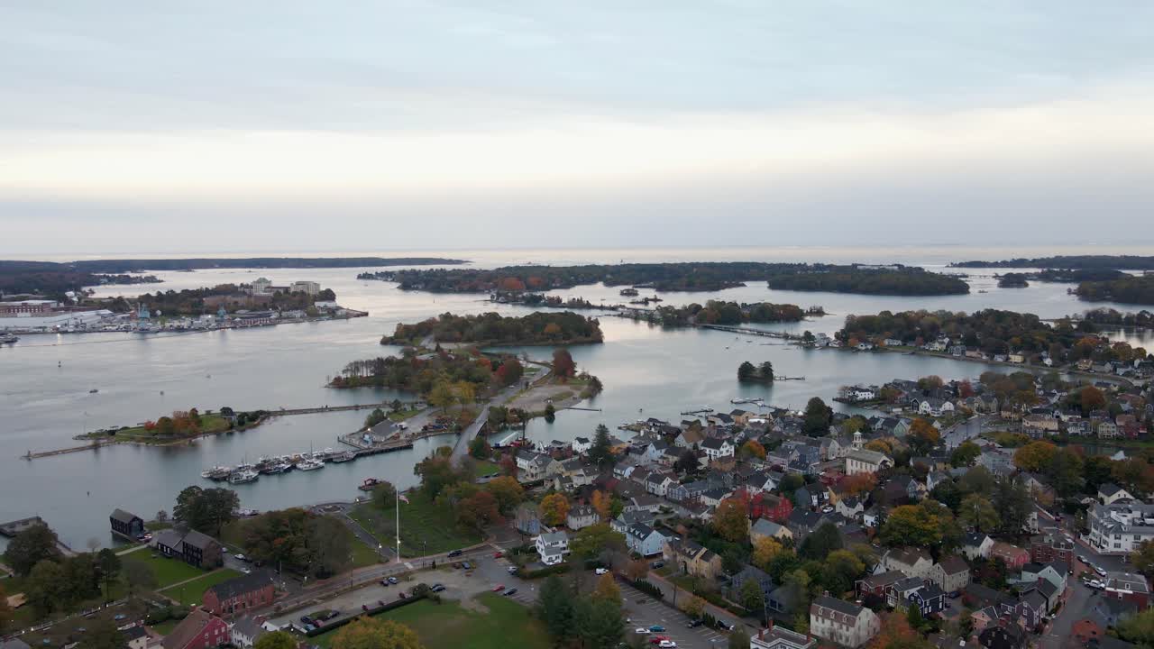 미국 뉴햄프셔에 있는 포트머스의 섬과 도시 경관의 공중 전망 - 역방향, 드론 샷