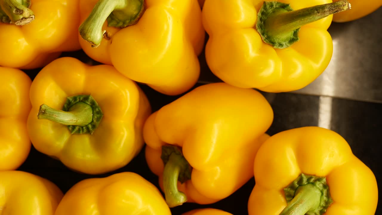 Modne røde og gule peberfrugter på marked – 4K-optagelser i høj kvalitet
