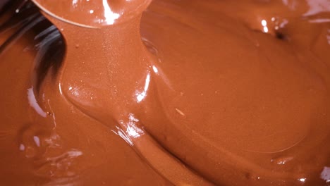 el chocolate liso se agita y se vierte