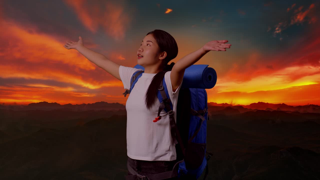 счастливый турист на закате