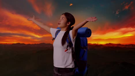un caminante feliz al atardecer