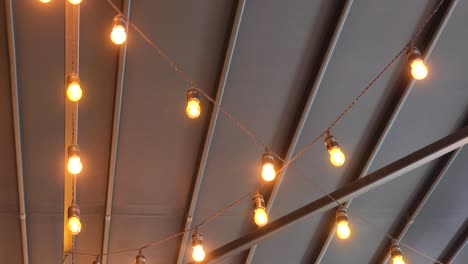 luces de cuerda colgando de un techo