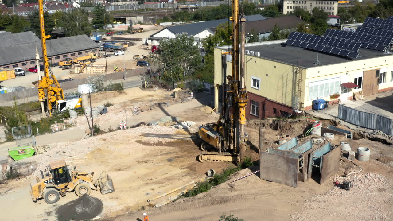 excavadora de máquina de perforación de trabajo pesado en un sitio de construcción industrial