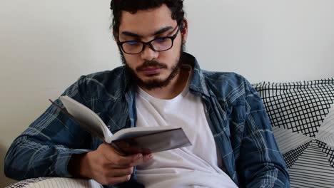 un joven leyendo un libro.