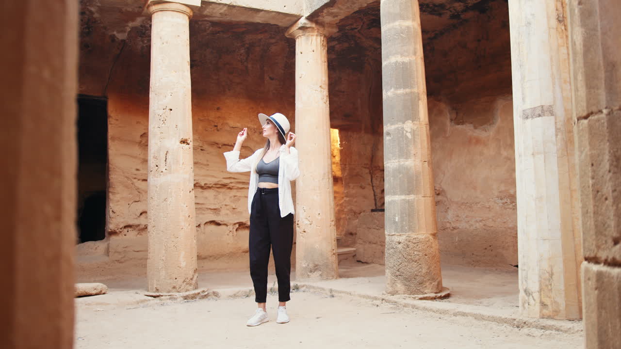 una mujer explorando antiguas ruinas.