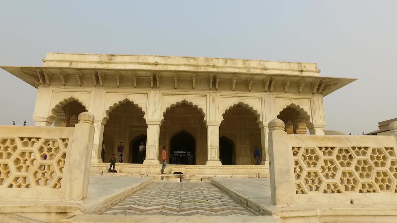 la fachada de khas mahal con movimiento de plataforma rodante hacia la arquitectura de la fachada dentro del fuerte rojo en agra, india.