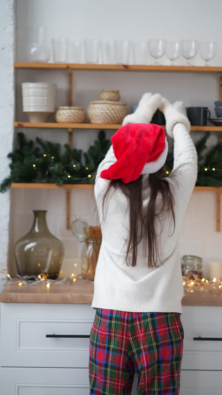 mujer en pijama de navidad preparando la cena de navidad en una cocina