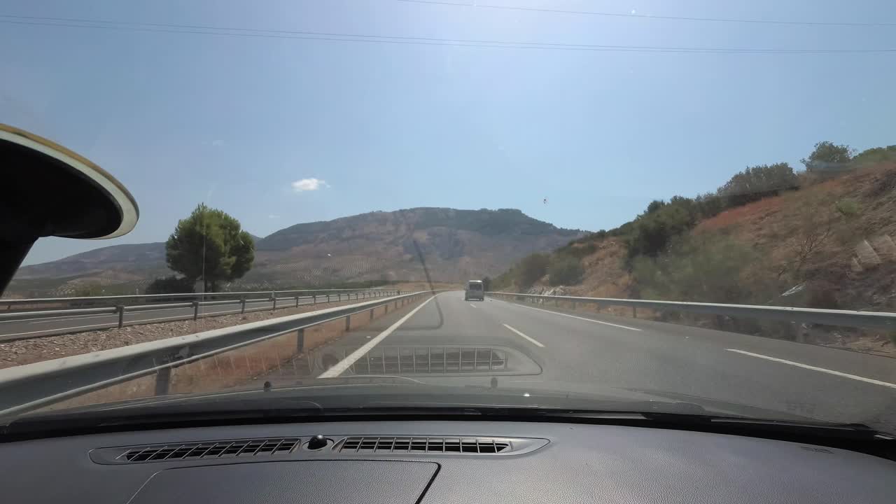 무인 항공기와 안정된 액션 캠을 사용하는 여름 흐린 날 스페인 말라가 네르자 해변-24