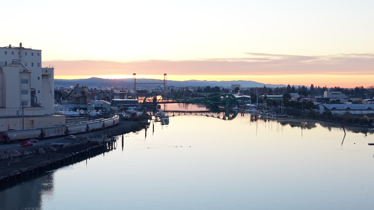Le riprese aeree all'alba rivelano il porto di Alameda avvolto nel bagliore del mattino, con delicati riflessi sull'acqua