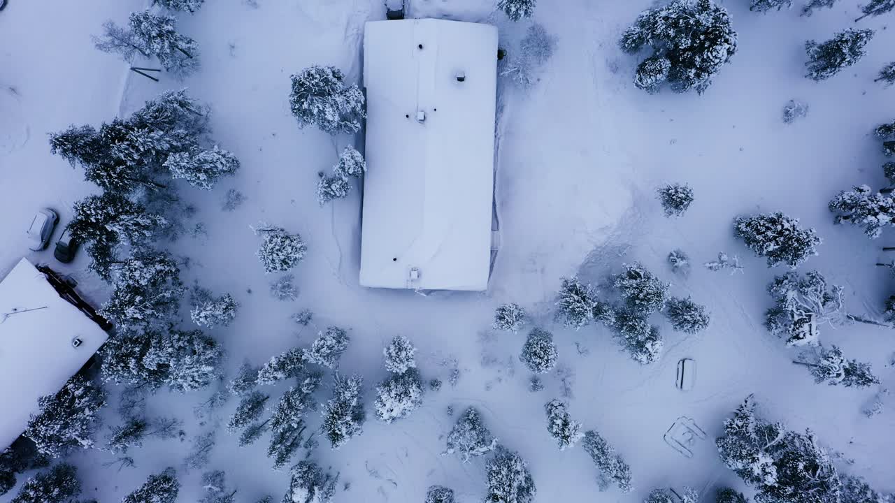 핀란드 사리셀카의 겨울, 키일로파의 오두막 위에서 찍은  다운 드론