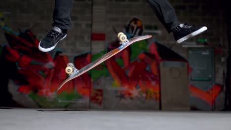 Nahaufnahme-Eines-Skaters,-Der-Einen-Double-Flip-Trick-Macht