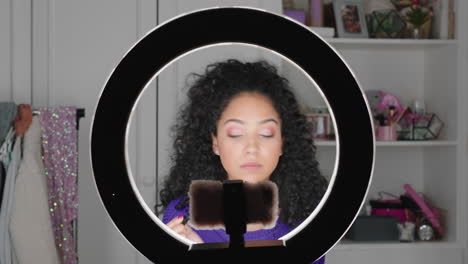 hermosa adolescente vlogger filmando tutorial de maquillaje compartiendo video de belleza disfrutando de las redes sociales influyente grabando vlog en casa