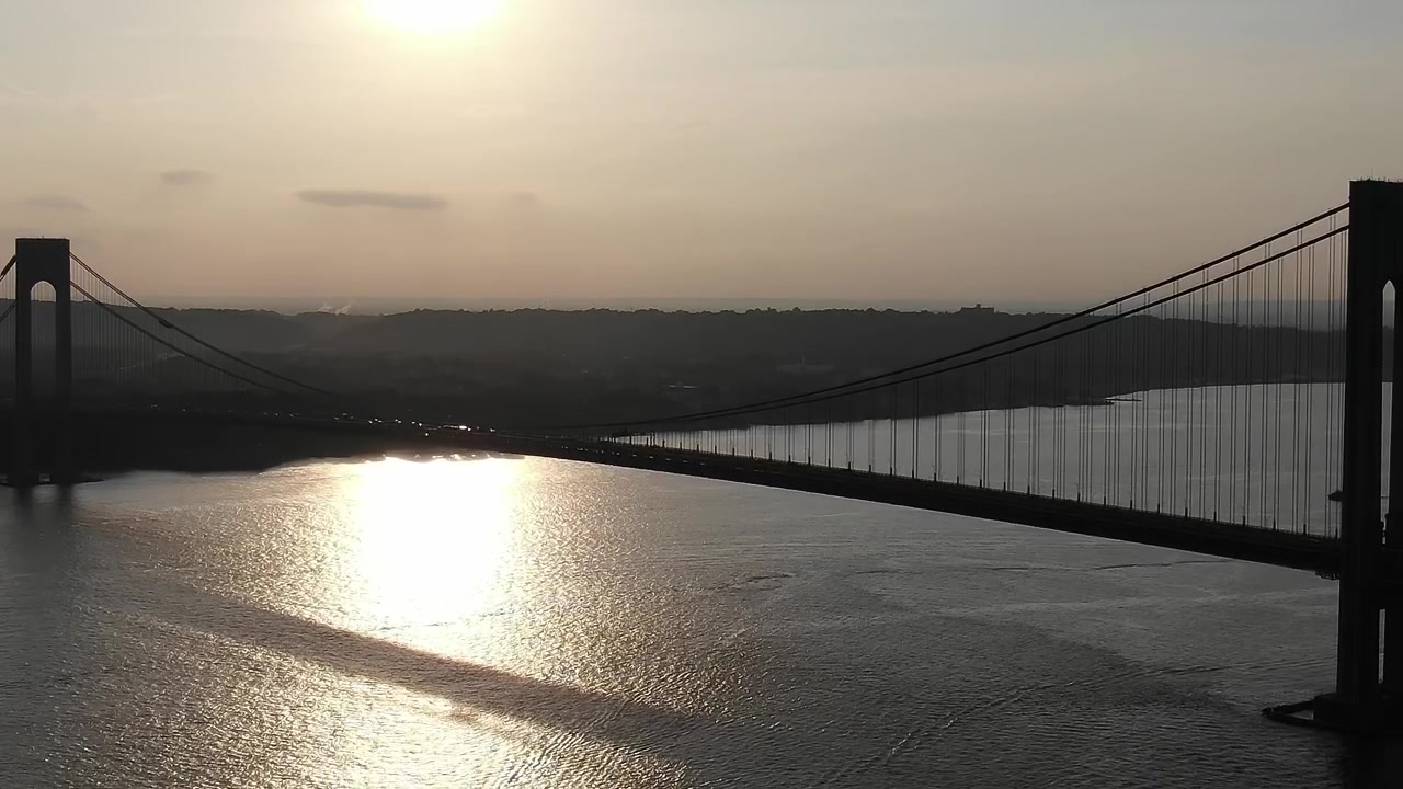 Alba sull'acqua con il ponte e lo skyline a New York City