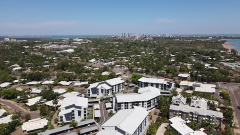 Toma-Aérea-De-Drones-En-Movimiento-Lento-De-La-Bahía-De-Fannie-Y-El-Horizonte-De-Darwin-En-El-Territorio-Del-Norte