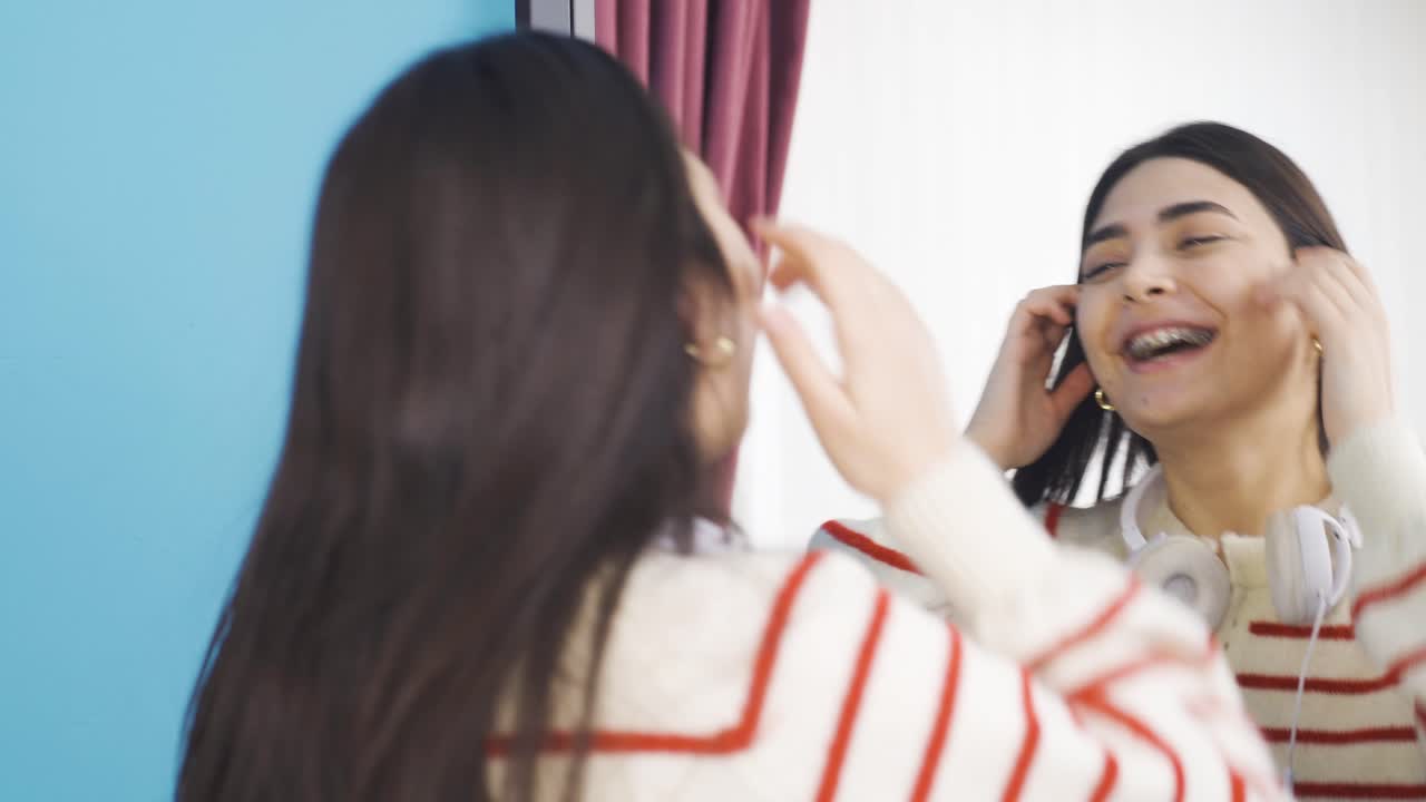 행복한 여성이 브레이크를 보고 있습니다.