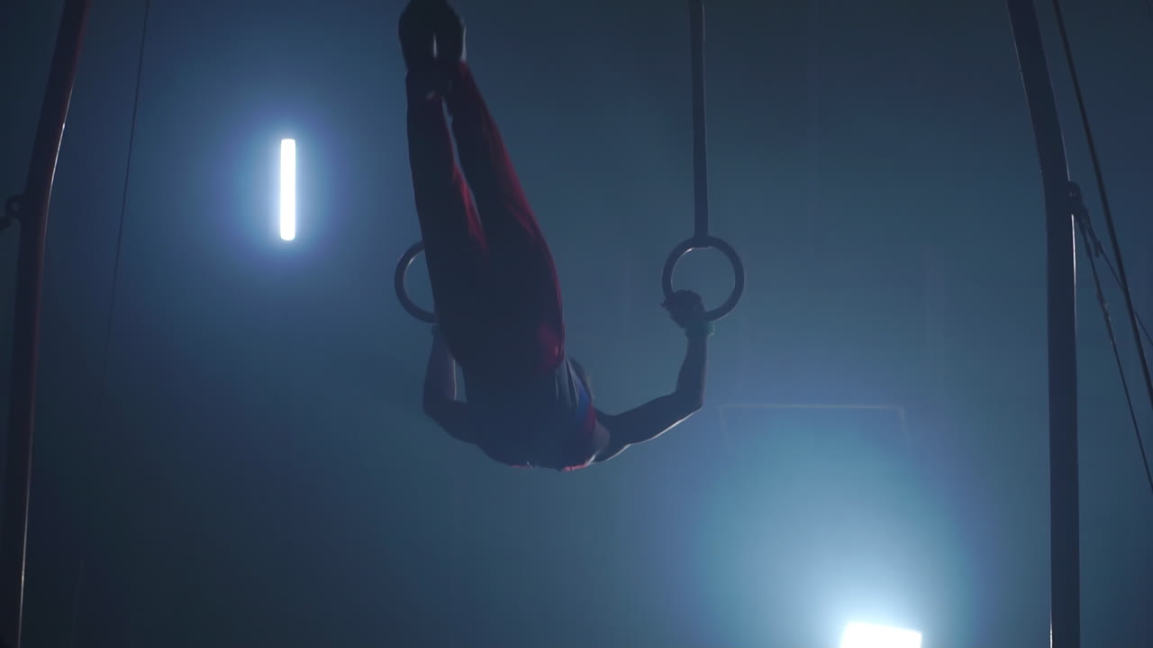 hombre saludable entrenando gimnasia ejercicio usando anillos disfrutando de ejercicio muscular intenso entrenamiento muscular deportista de culturismo práctica en gimnasio cámara lenta.