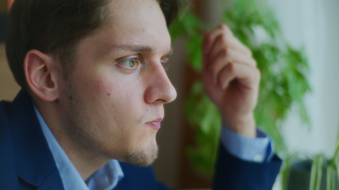 el hombre de negocios busca inspiración.