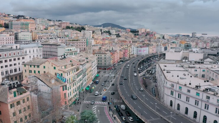 Veduta aerea del traffico automobilistico sulle strade vicino all'area portuale di Genova, Italia