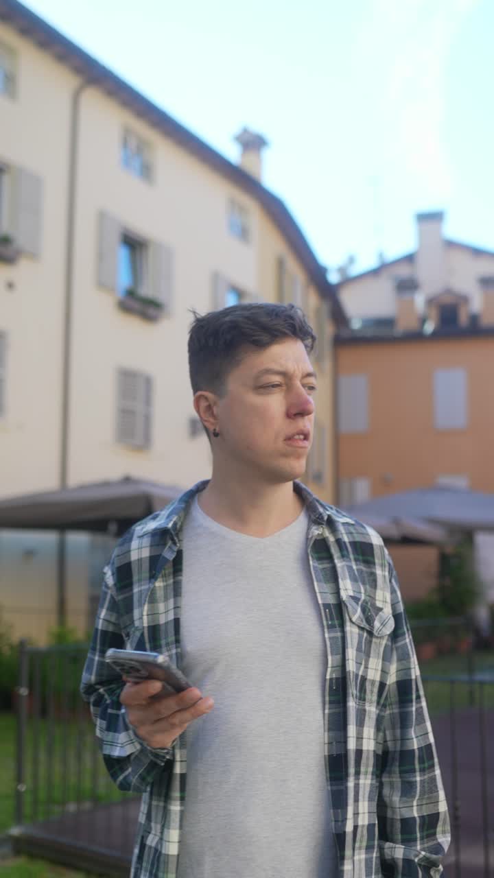 Kaupungissa puhelinta katsova mies