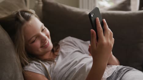 Mädchen-Mit-Telefon-Auf-Dem-Sofa