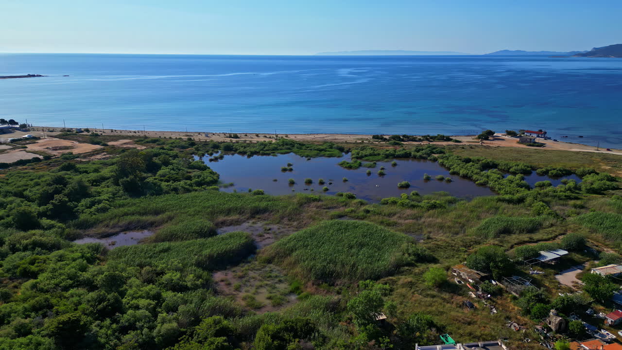 agua azul del océano y un pequeño pantano cerca de la playa, vista aérea de dron