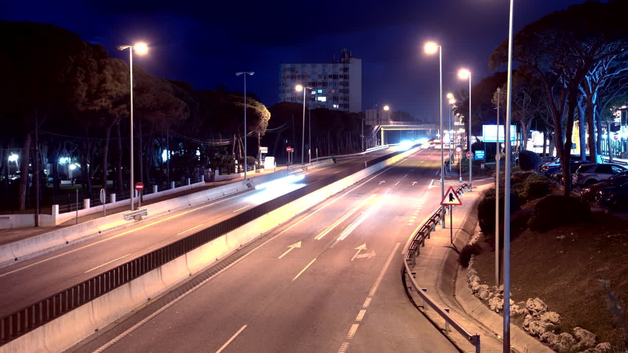 вечерний таймлапс на оживленной дороге, медленно наклоняющейся вверх