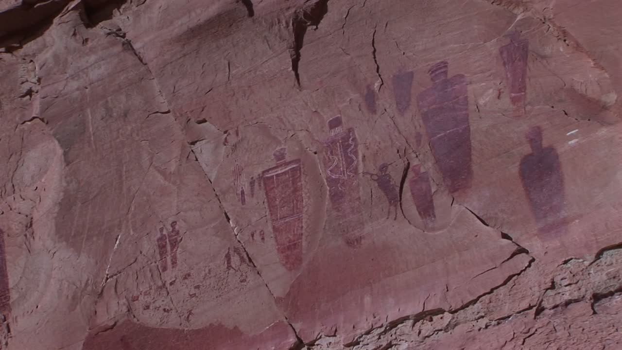 아메리칸 인디언 암각화가 있는 사막 절벽을 확대