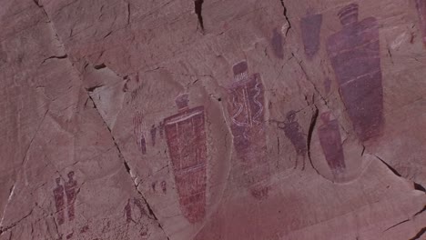 zoomin en un acantilado del desierto con petroglifos indios americanos