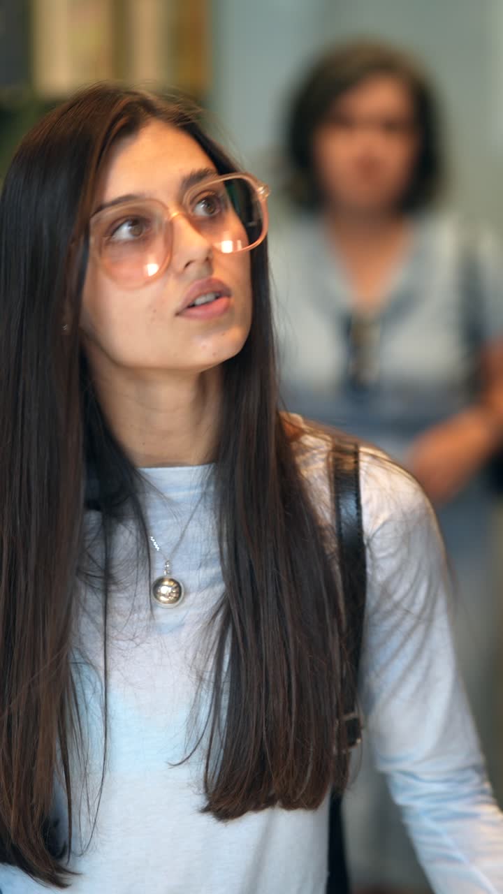 una adolescente en la biblioteca con una tableta