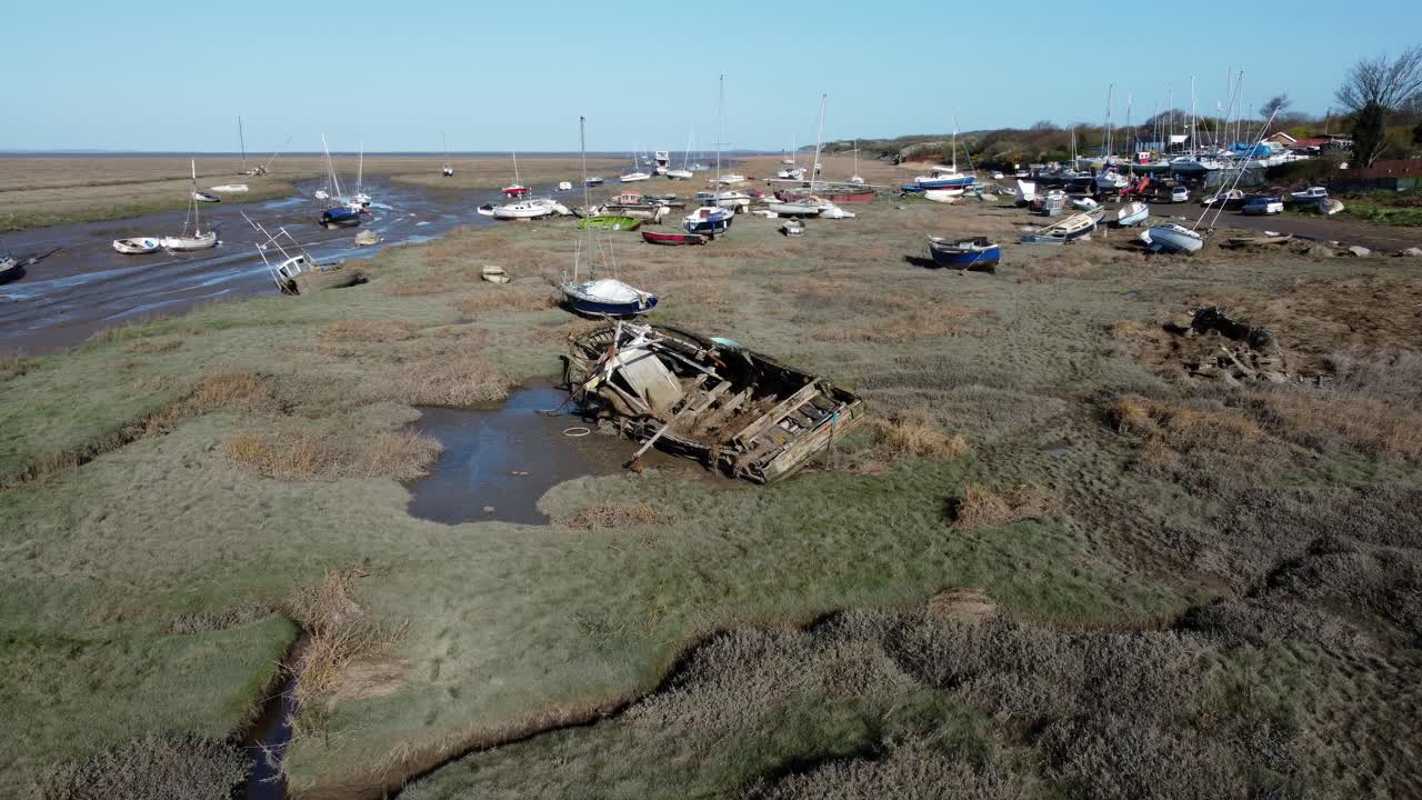 습지 진흙 썰물 해안선 조감도 궤도 오른쪽에 좌초 된 목조 버려진 어선 난파선 조선소