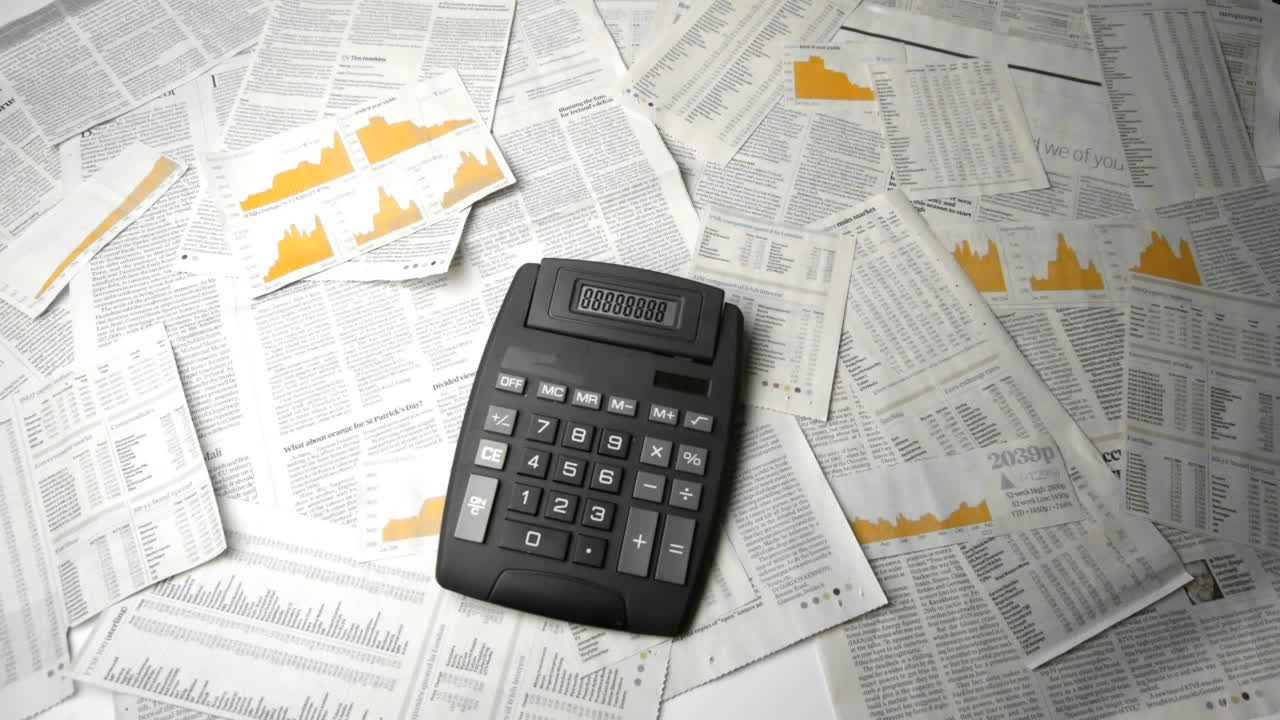 gran calculadora cayendo y rebotando en los papeles