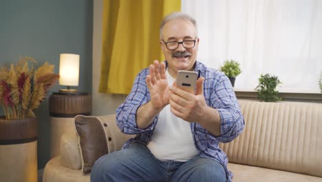 Hombre-Haciendo-Una-Videollamada-Por-Teléfono.