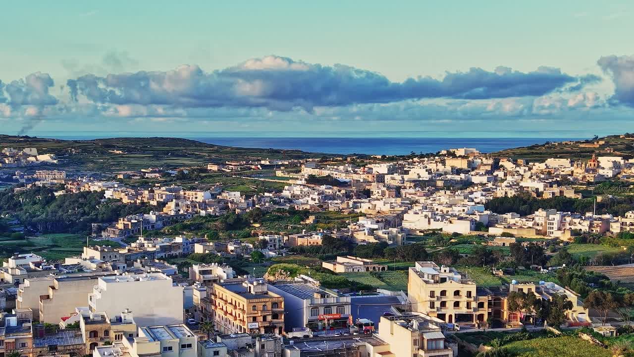 Vista dalla collina di Malta che mostra la terra verde e le coste in lontananza