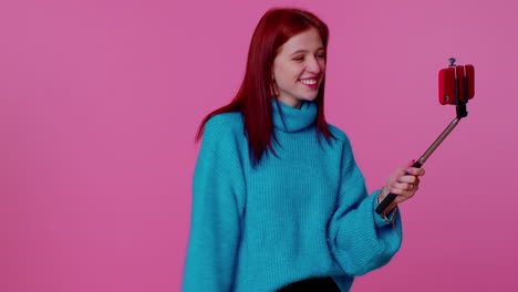 blogger adulta tomando selfies en el teléfono móvil, comunicándose en video llamada en línea con los suscriptores