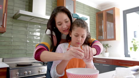 Feliz-Madre-E-Hija-Birracial-Rompiendo-Huevos-Y-Sonriendo-En-La-Soleada-Cocina