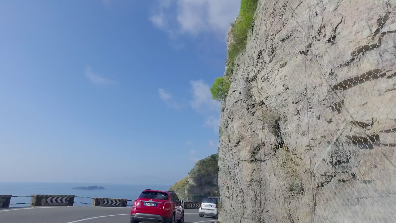 Frenando mentre si gira a destra percorrendo la Costiera Amalfitana verso Positano.
